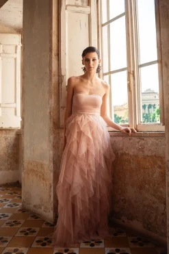 Abito lungo a bustier in tulle con volants