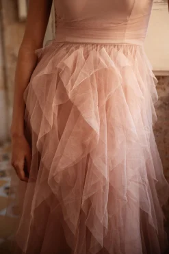 Abito lungo a bustier in tulle con volants
