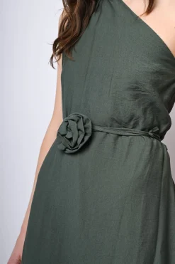 Abito lungo monospalla con cintura e rosa 3D