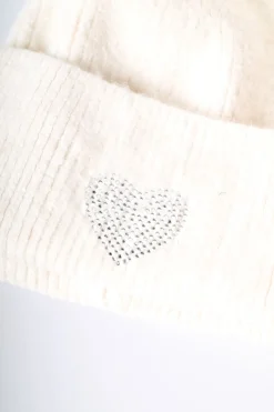 Berretto con pompon e cuore in strass