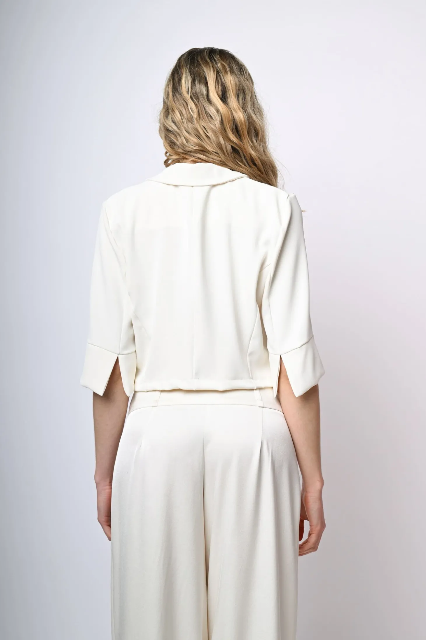 Blazer crop con nastrini da annodare
