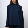 Blusa con bottoni sulla spalla