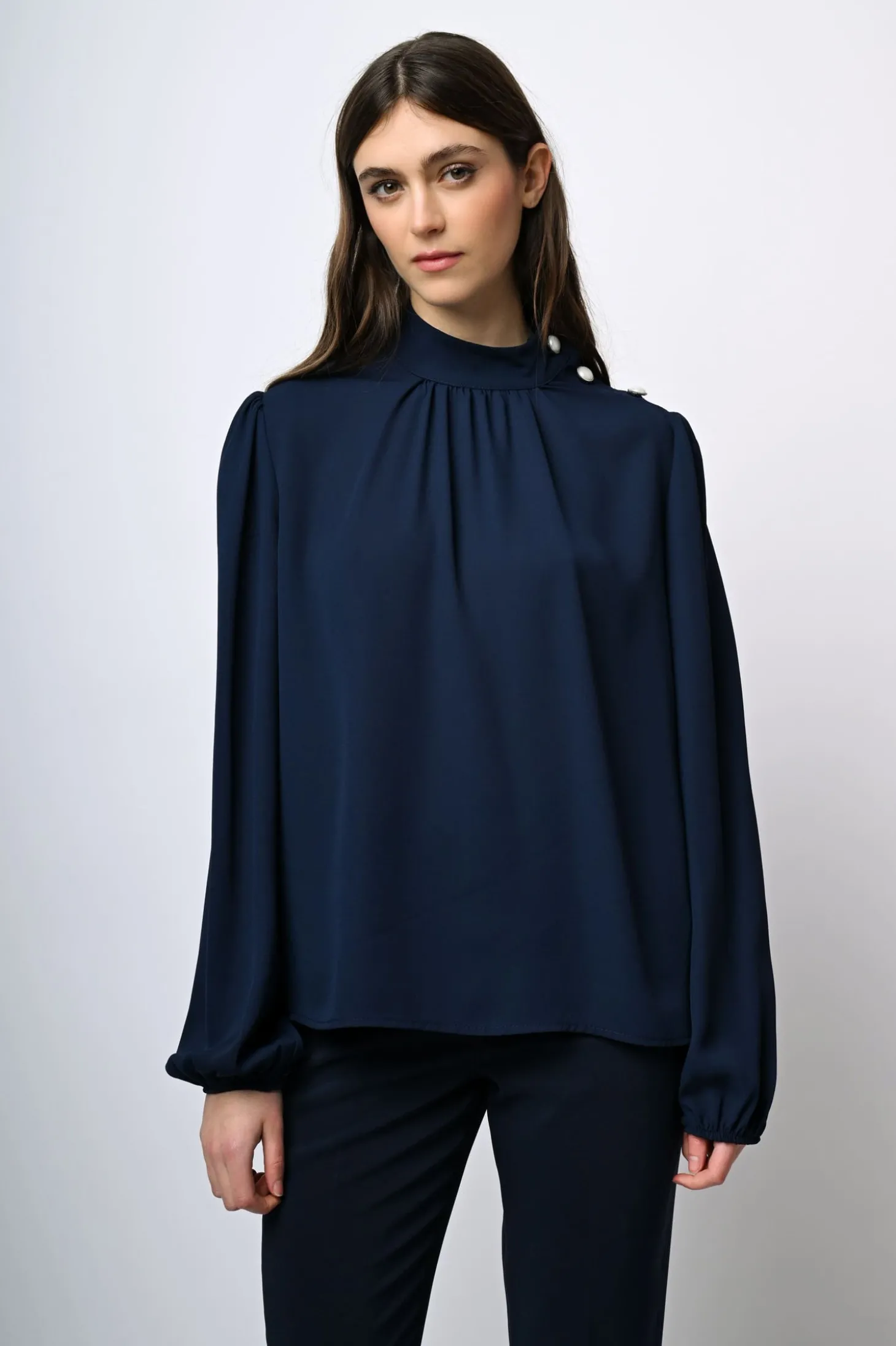 Blusa con bottoni sulla spalla