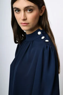 Blusa con bottoni sulla spalla