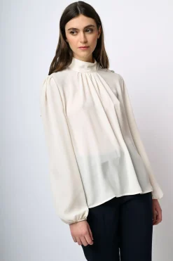 Blusa con bottoni sulla spalla