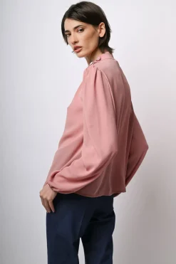Blusa con bottoni sulla spalla