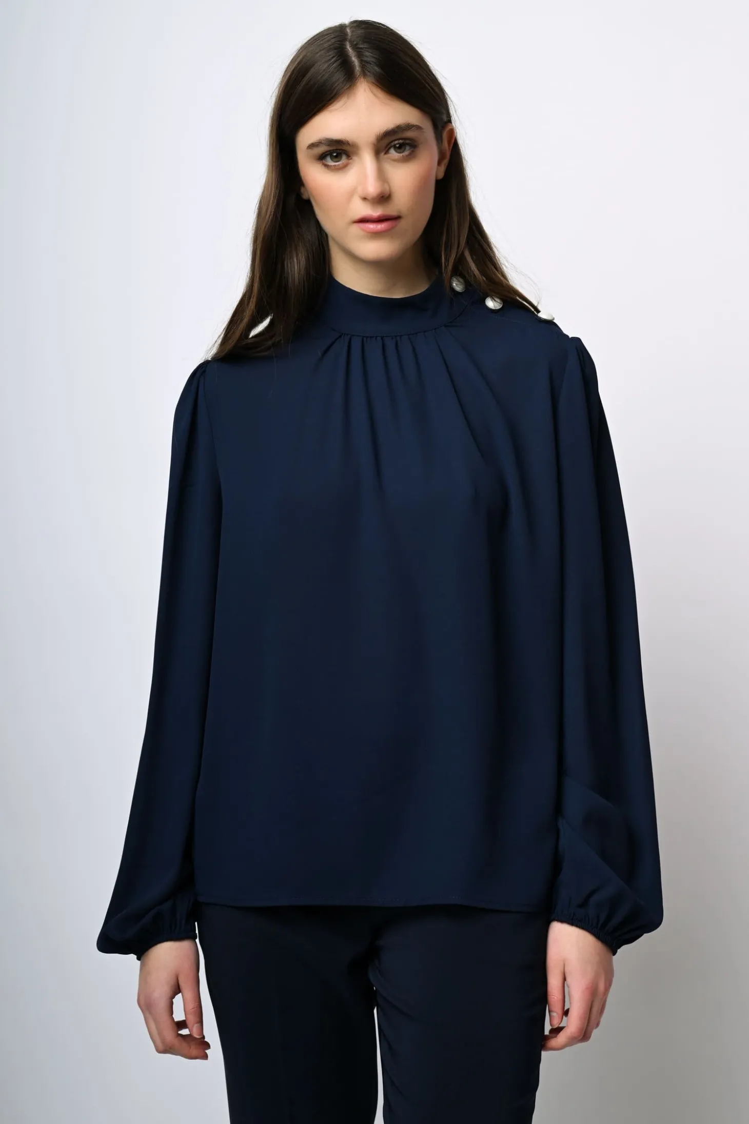 Blusa con bottoni sulla spalla