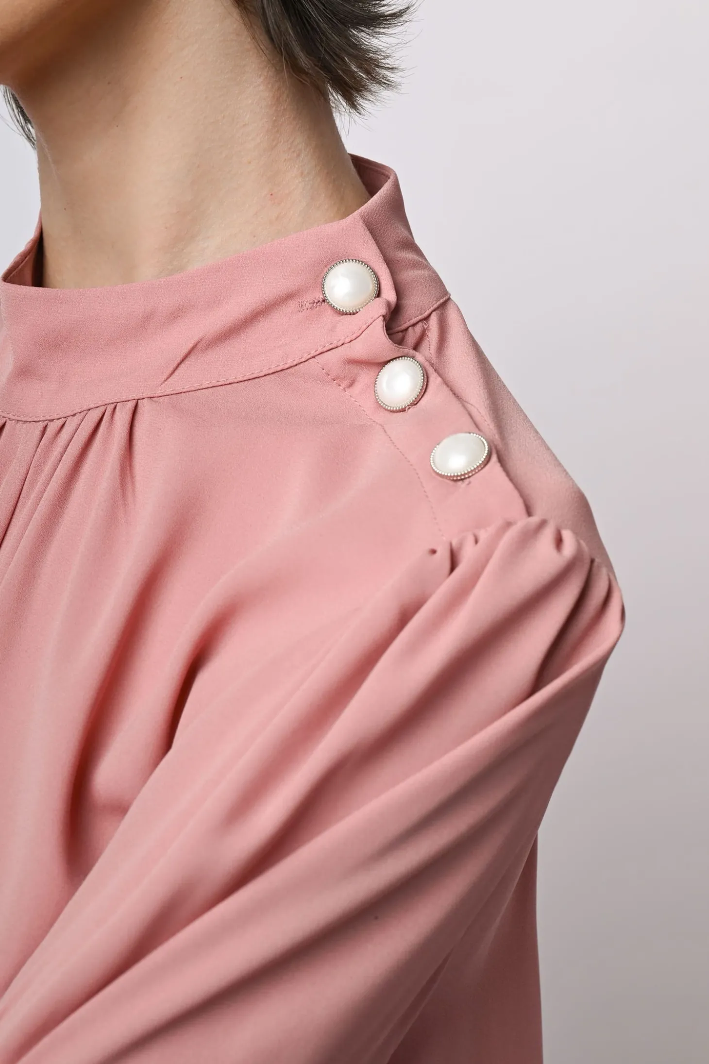 Blusa con bottoni sulla spalla