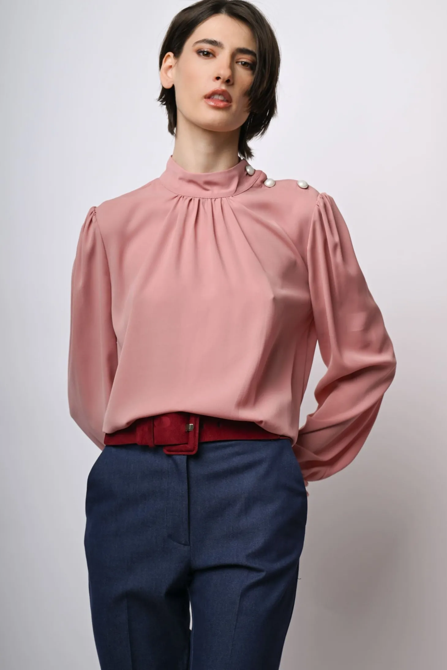 Blusa con bottoni sulla spalla