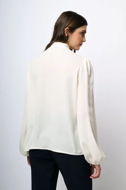 Blusa con bottoni sulla spalla