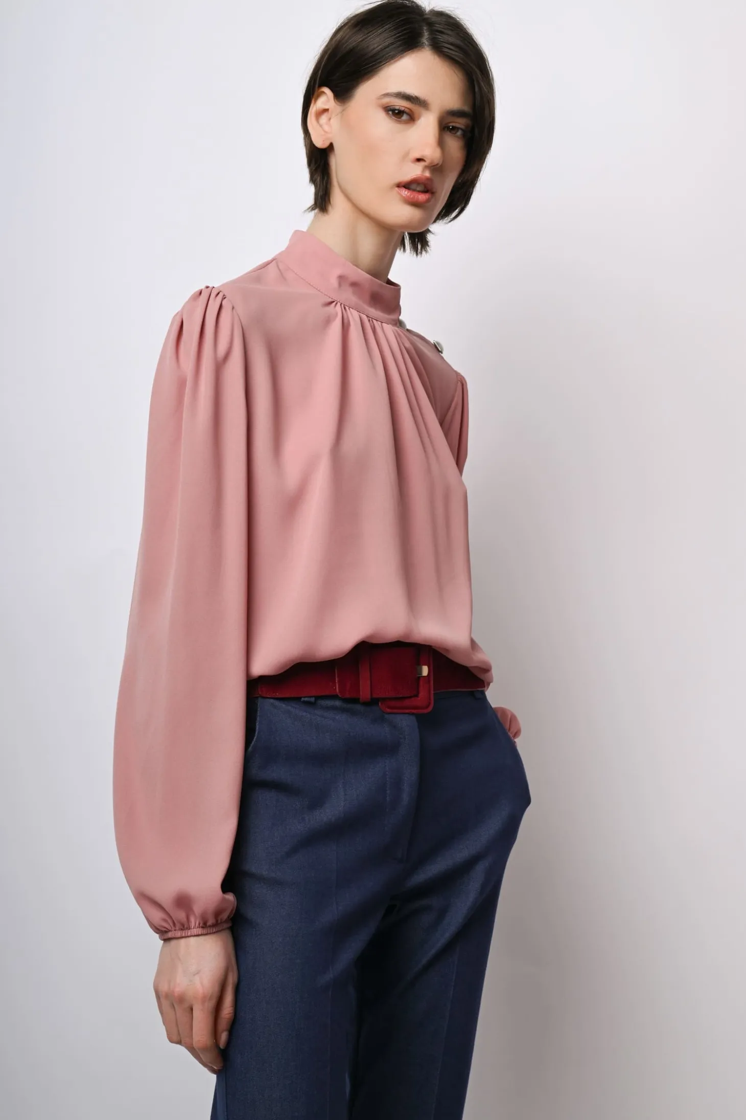 Blusa con bottoni sulla spalla