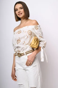 Blusa in pizzo Sangallo con spalle scoperte