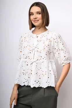Blusa in pizzo Sangallo con laccetti