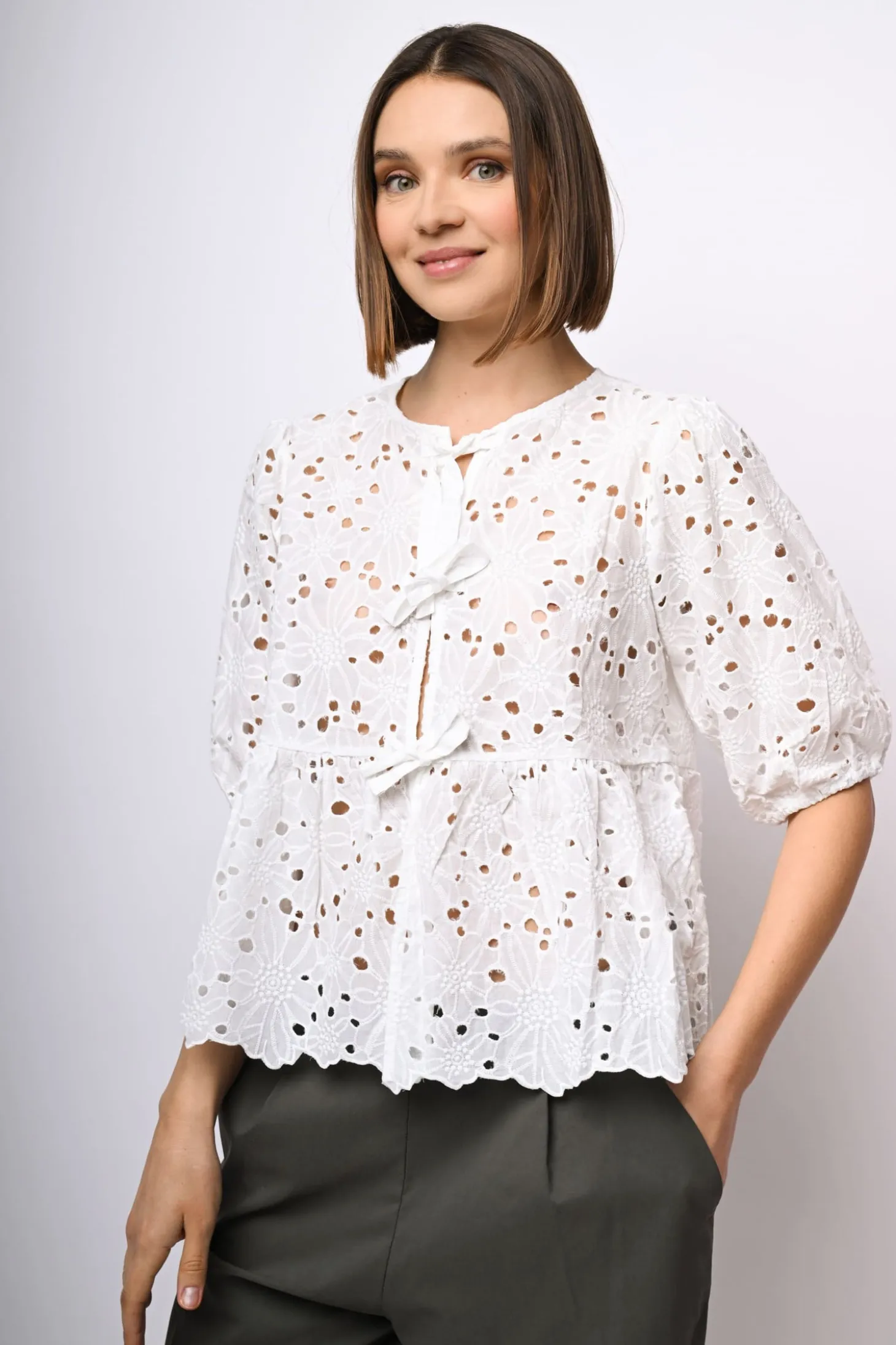 Blusa in pizzo Sangallo con laccetti