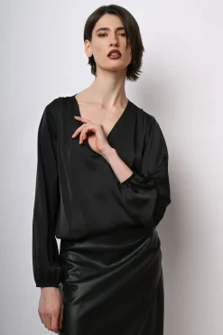 Blusa in raso con scollo incrociato