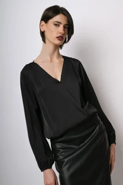 Blusa in raso con scollo incrociato