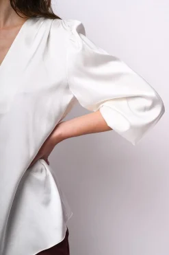 Blusa in raso con scollo a V
