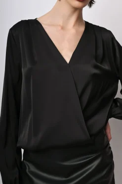 Blusa in raso con scollo incrociato