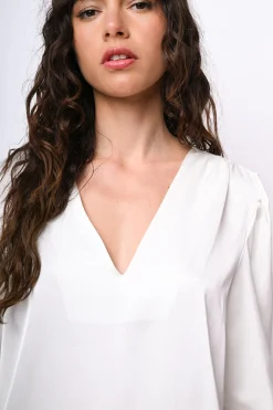 Blusa in raso con scollo a V
