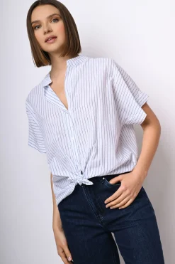 Camicia a righe con nodo