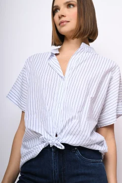Camicia a righe con nodo