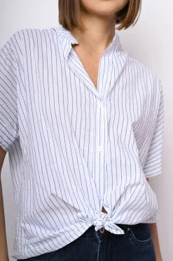 Camicia a righe con nodo