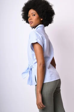 Camicia a righe con nodo laterale