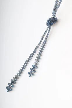 Collana lunga con perline e nodo