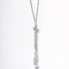 Collana lunga con perline e nodo