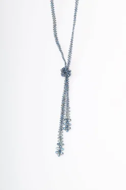 Collana lunga con perline e nodo