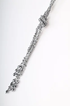 Collana lunga con perline e nodo