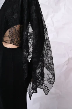 Coprispalle fluente in pizzo