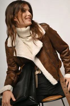 Giacca crop in similpelle e e faux shearling