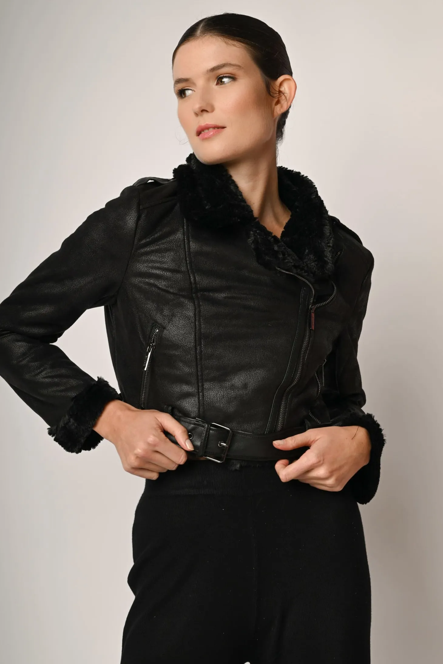 Giacca crop in similpelle e e faux shearling