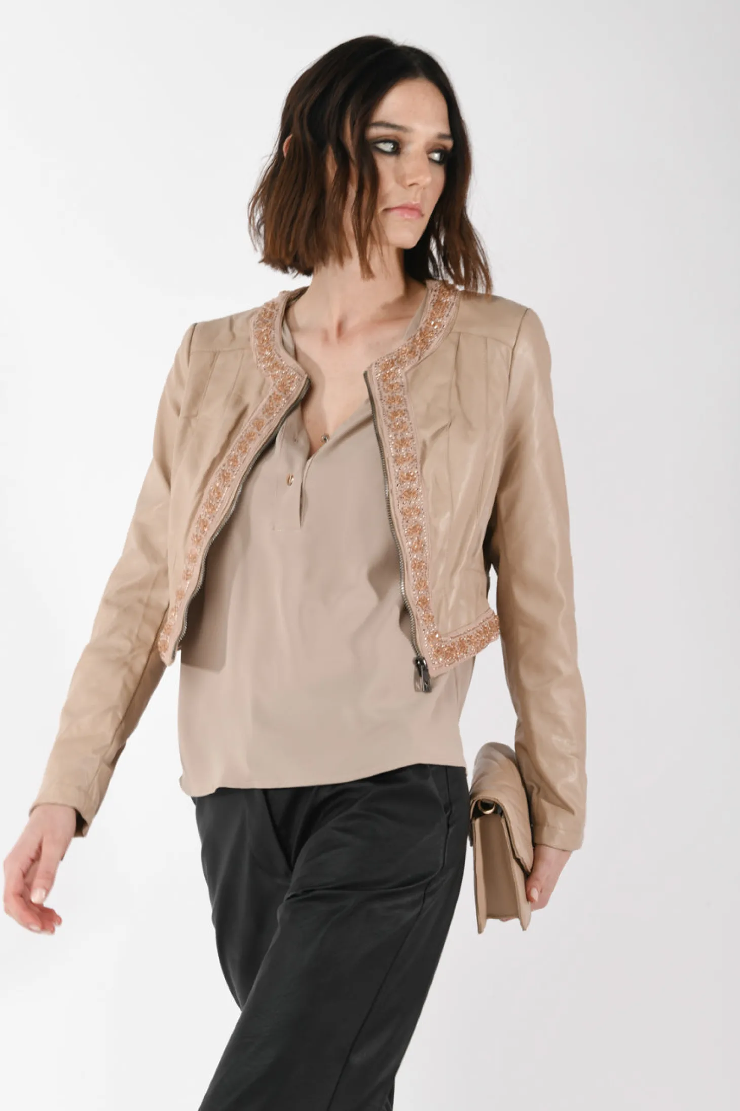 Giacca crop in similpelle con strass