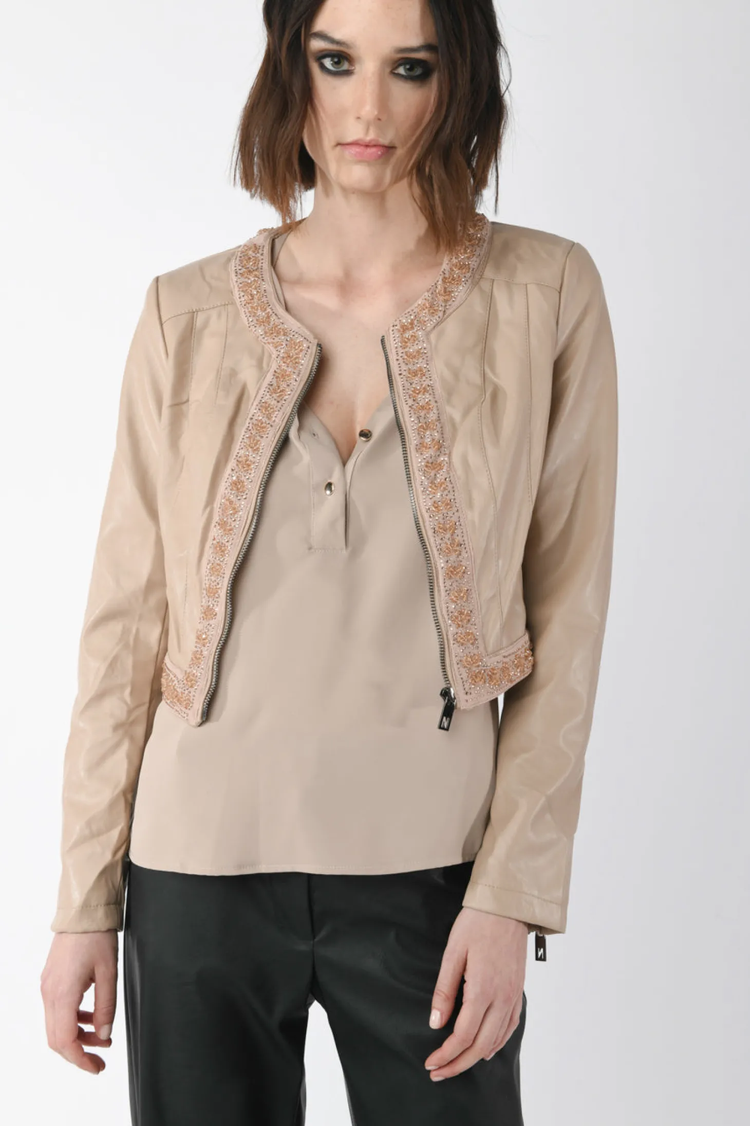 Giacca crop in similpelle con strass