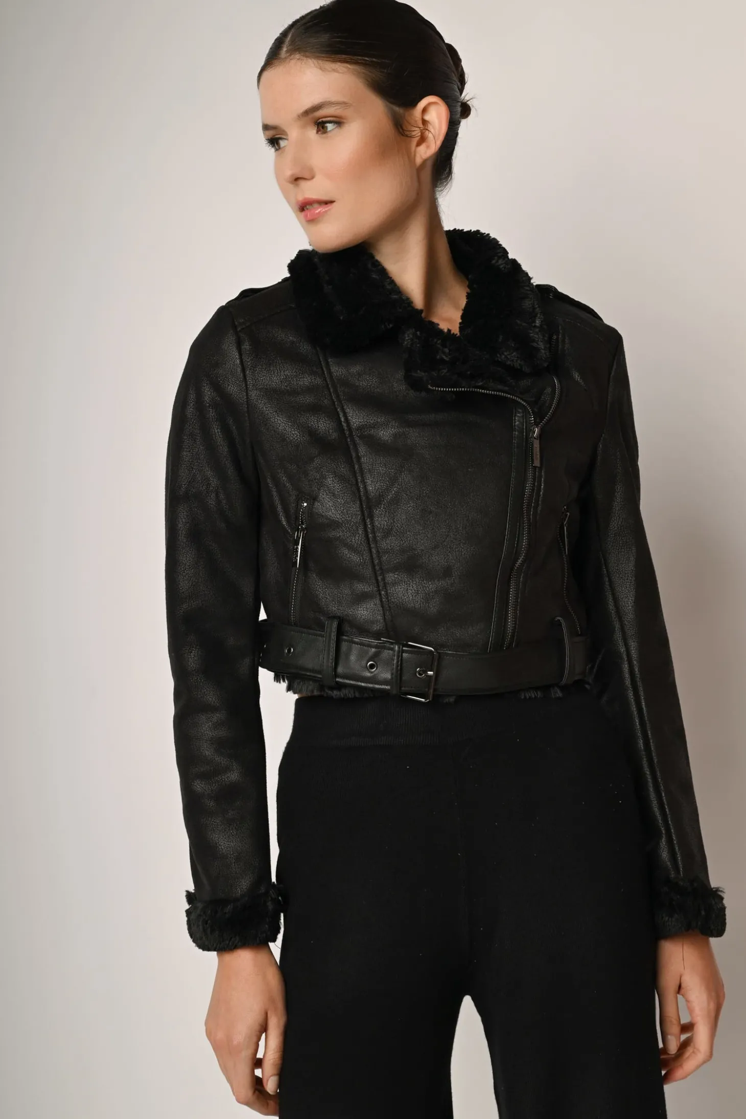 Giacca crop in similpelle e e faux shearling