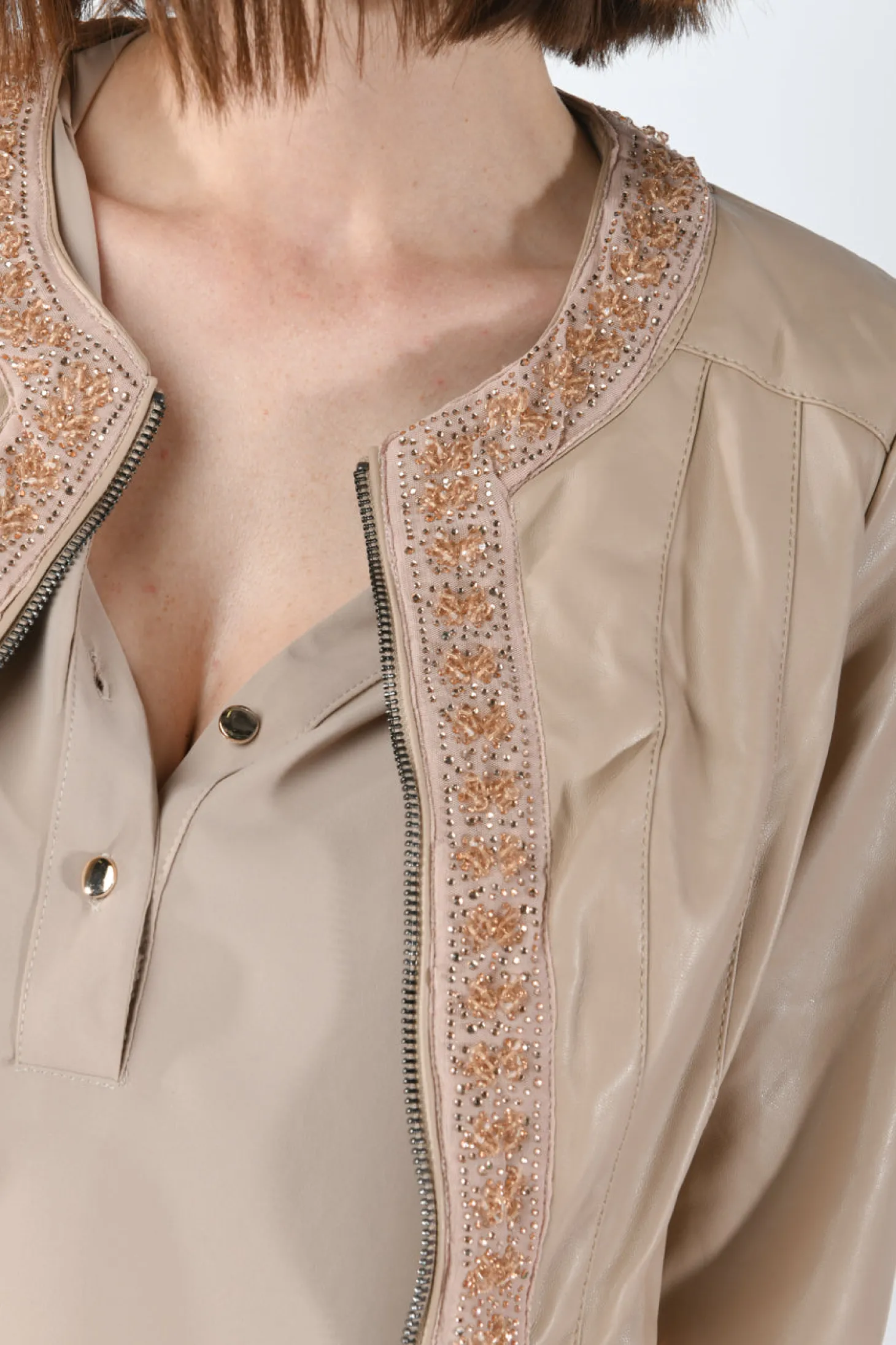 Giacca crop in similpelle con strass