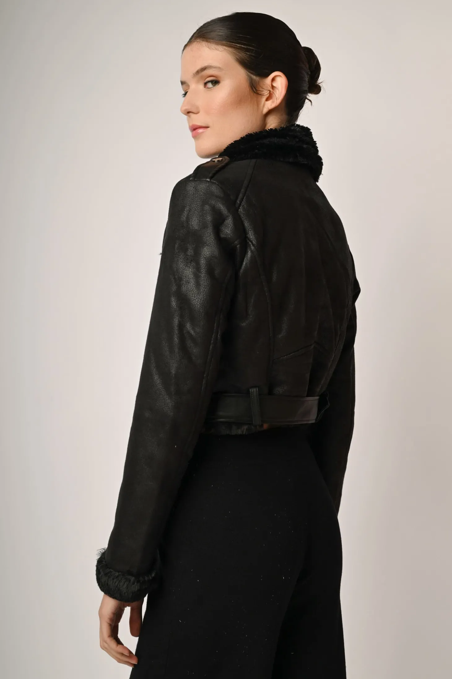 Giacca crop in similpelle e e faux shearling