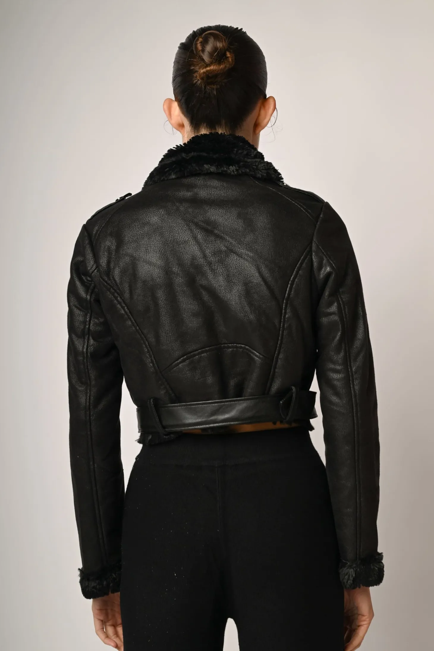 Giacca crop in similpelle e e faux shearling