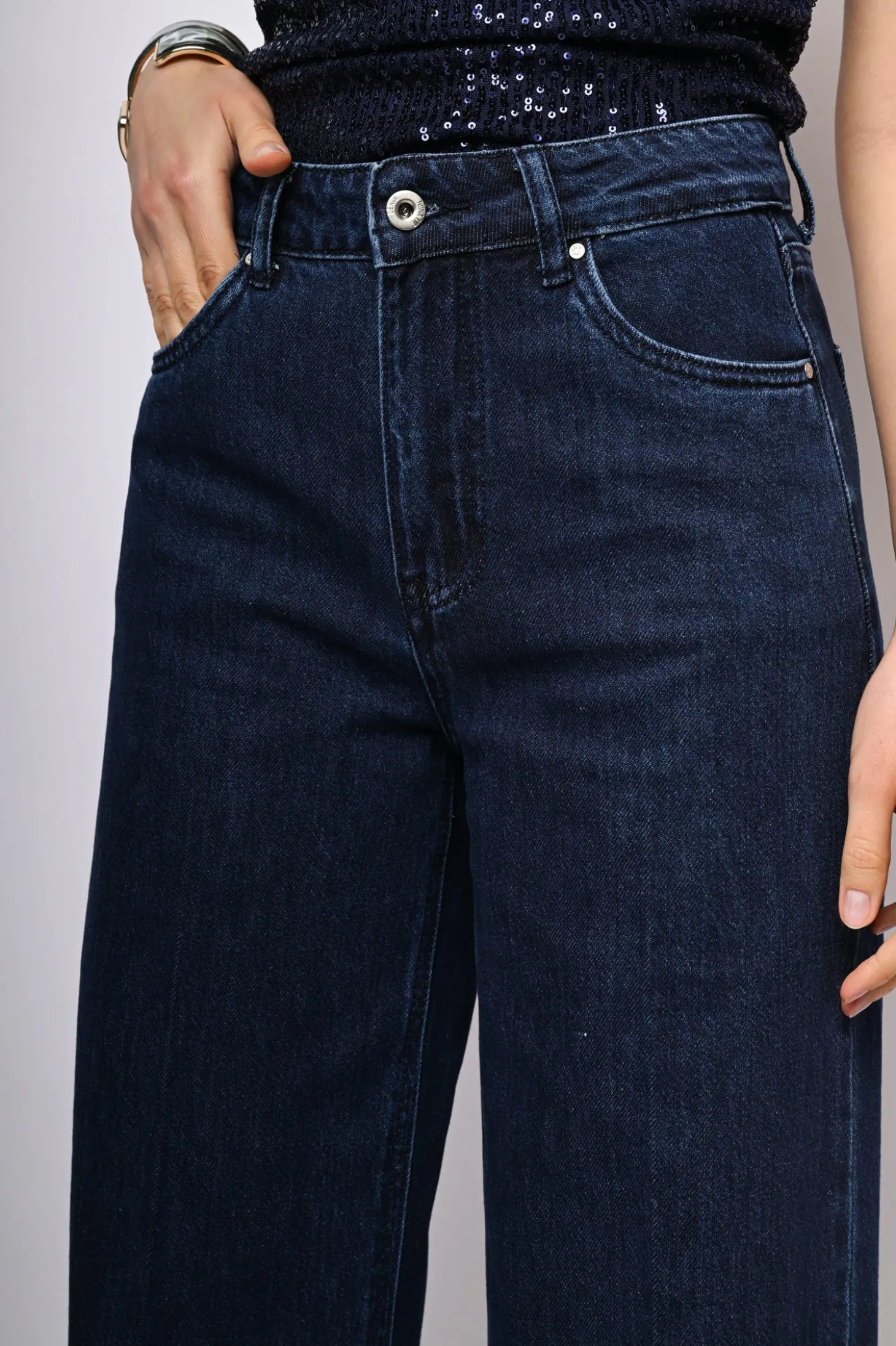 Jeans a gamba ampia con risvolto