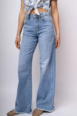 Jeans a gamba ampia sfrangiati