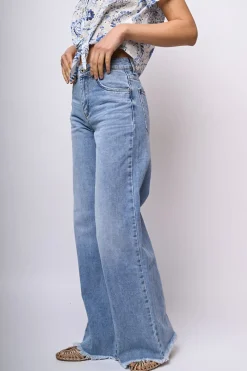 Jeans a gamba ampia sfrangiati