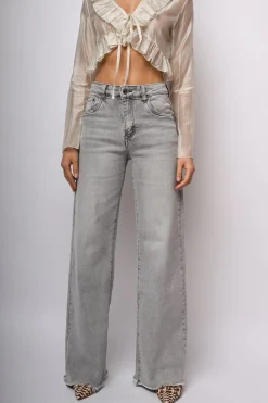 Jeans a gamba ampia sfrangiati