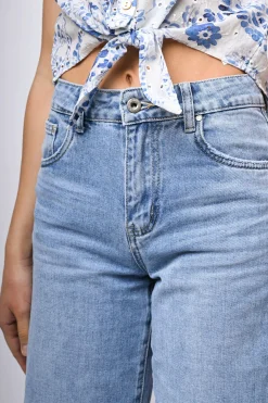 Jeans a gamba ampia sfrangiati