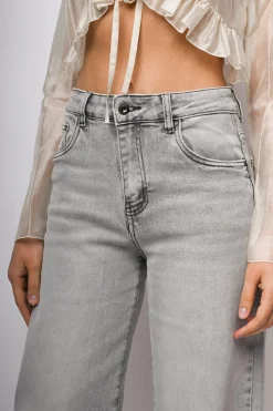 Jeans a gamba ampia sfrangiati