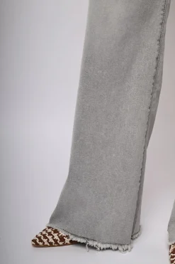 Jeans a gamba ampia sfrangiati