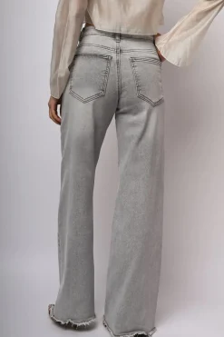 Jeans a gamba ampia sfrangiati