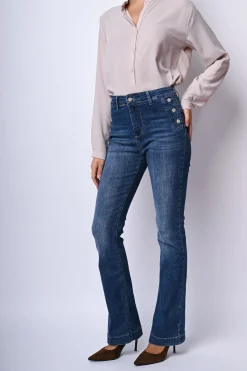 Jeans a zampa con bottoni gioiello