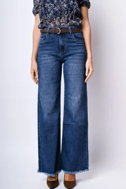 Jeans con cintura e orli sfrangiati